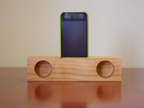 wooden-acoustic-iphone-dock