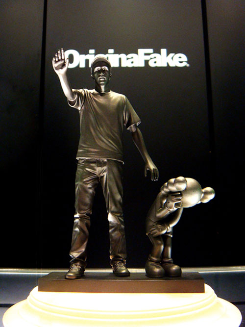 kaws-partner-statue
