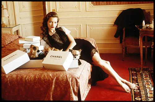 arthur-elgort-kate-moss-at-hotel-raphael-room-609-paris