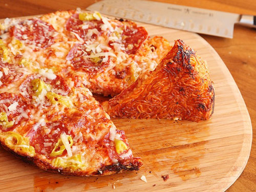 ramen-crust-pizza